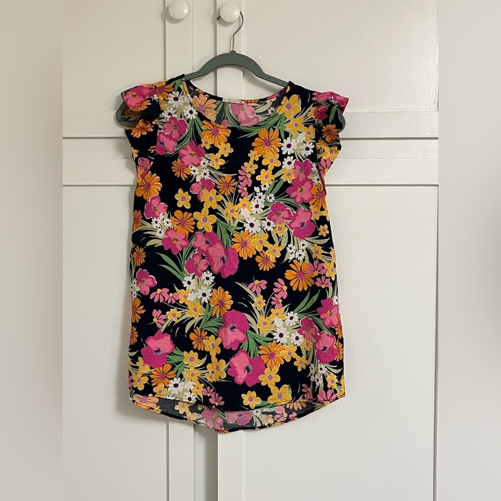 Les amis Flower top. Ruffled cap sleeves. Size medium. Runs small. Like new